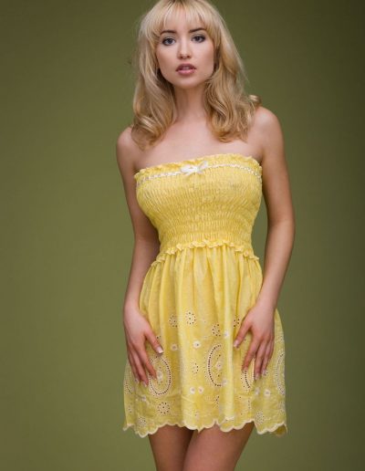 Lia heeft een strak zomerjurkje aan