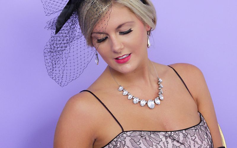 Elegante lingerie en mooi naakt, een dame waar je het heet van krijgt