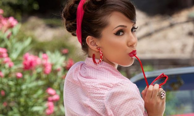 Terug in de tijd met een knappe naakte vrouw en een mooie auto