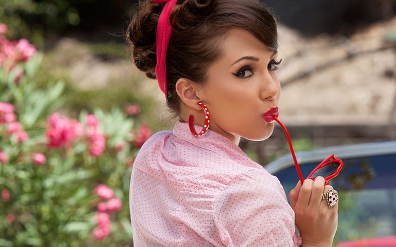 Terug in de tijd met een knappe naakte vrouw en een mooie auto