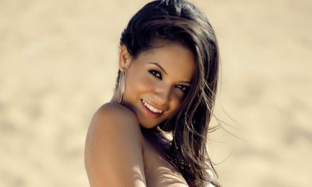 Mooie jonge Playboy vrouw, helemaal naakt op het strand