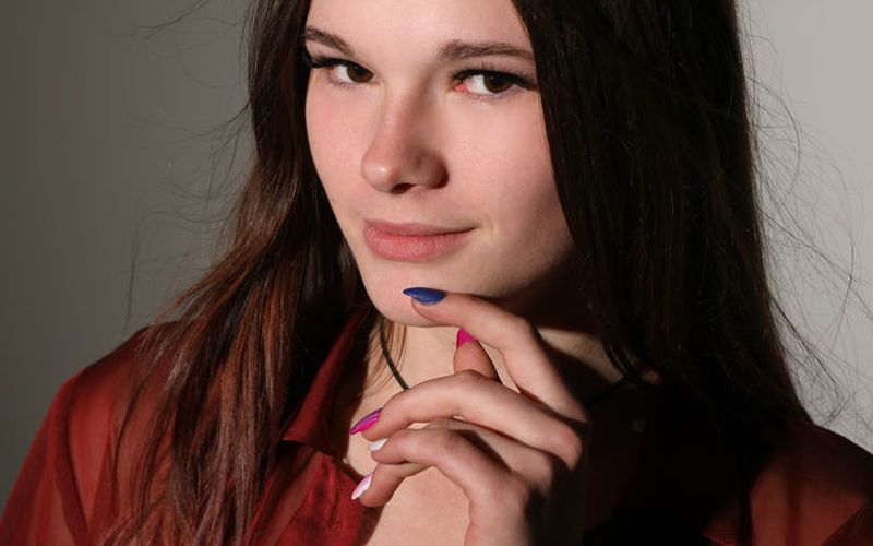 Knappe brunette met kleine tieten trekt haar sexy ondergoed uit