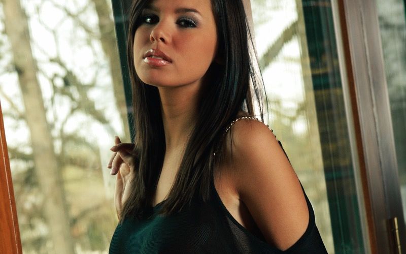 Lekkere brunette, Destiny Moody, is dressed to kill