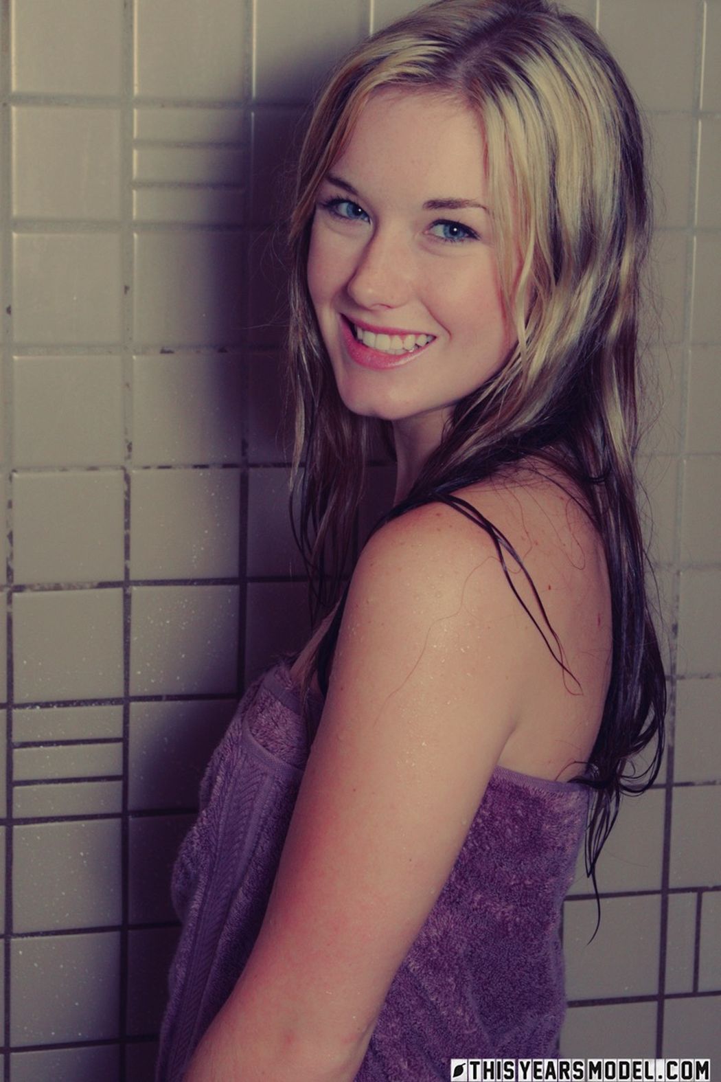 mooi blondje gaat bloot onder de douche 02