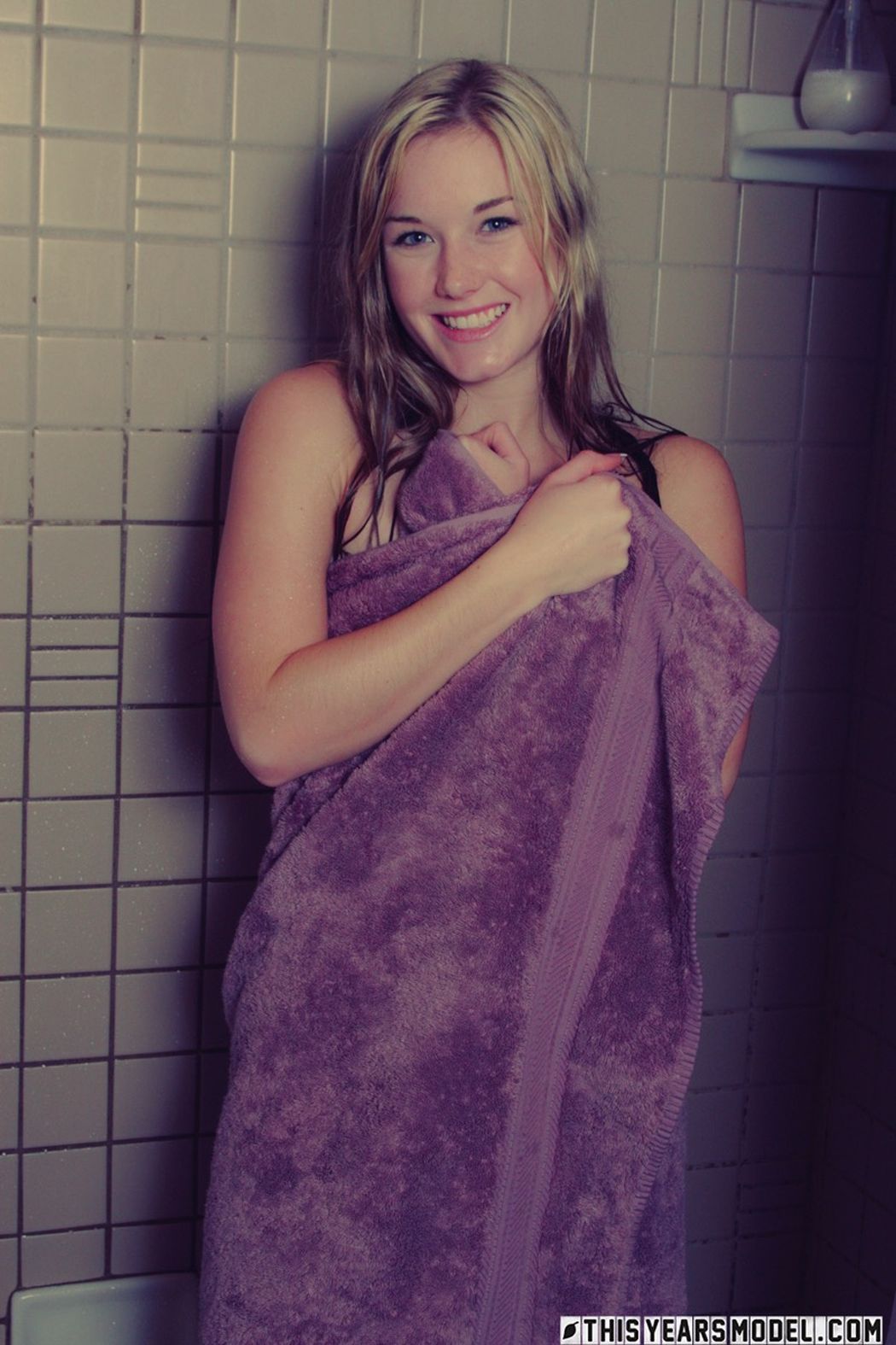 mooi blondje gaat bloot onder de douche 03