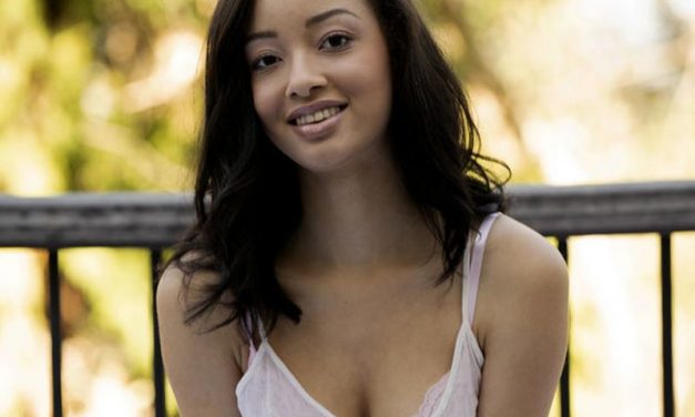 Naakt aan het chillen op het balkon, exotische babe is lekker