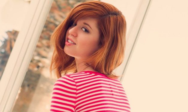 Rood haar en een heel kort strak jurkje of een grote trui