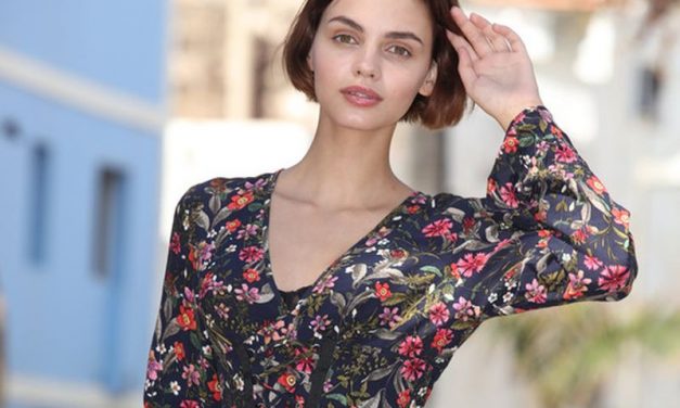 Een striptease tijdens de wandeling naar de nudistenclub