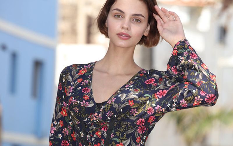 Een striptease tijdens de wandeling naar de nudistenclub