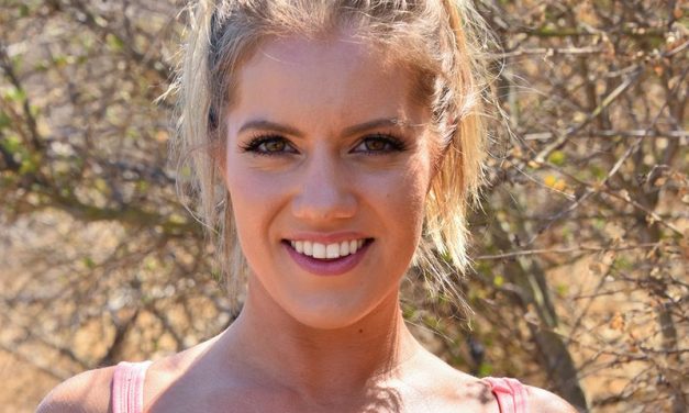 Anaal dildo, een toegewijde echtgenote oefent voor anale sex