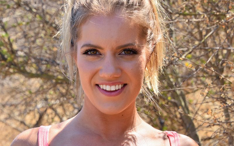 Anaal dildo, een toegewijde echtgenote oefent voor anale sex