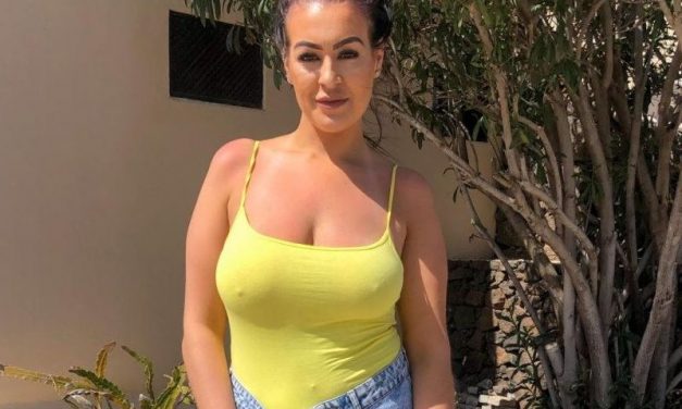 De topless vakantiefoto’s van de grote borsten van Zara C