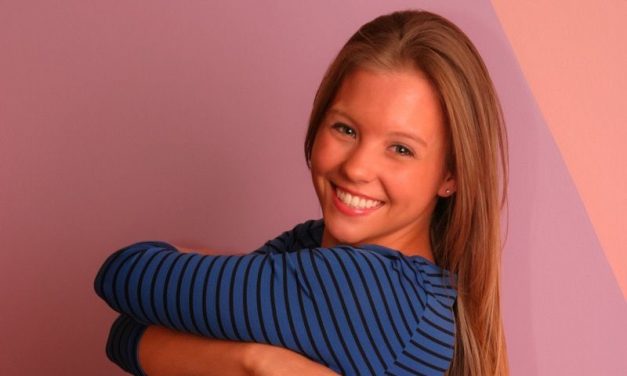 Lekkere tiener met grote borsten, Dawson Miller gaat naakt