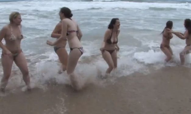 Amateur vriendinnen houden een lesbische orgie op het strand