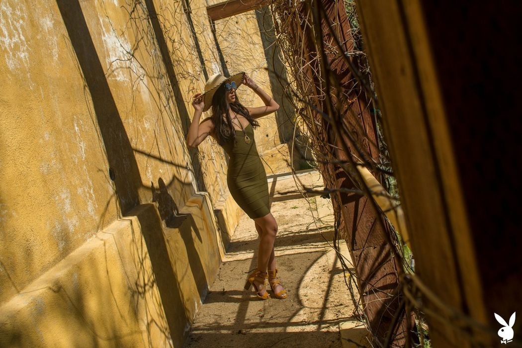 Een strakke zomerjurk en een zonnehoed