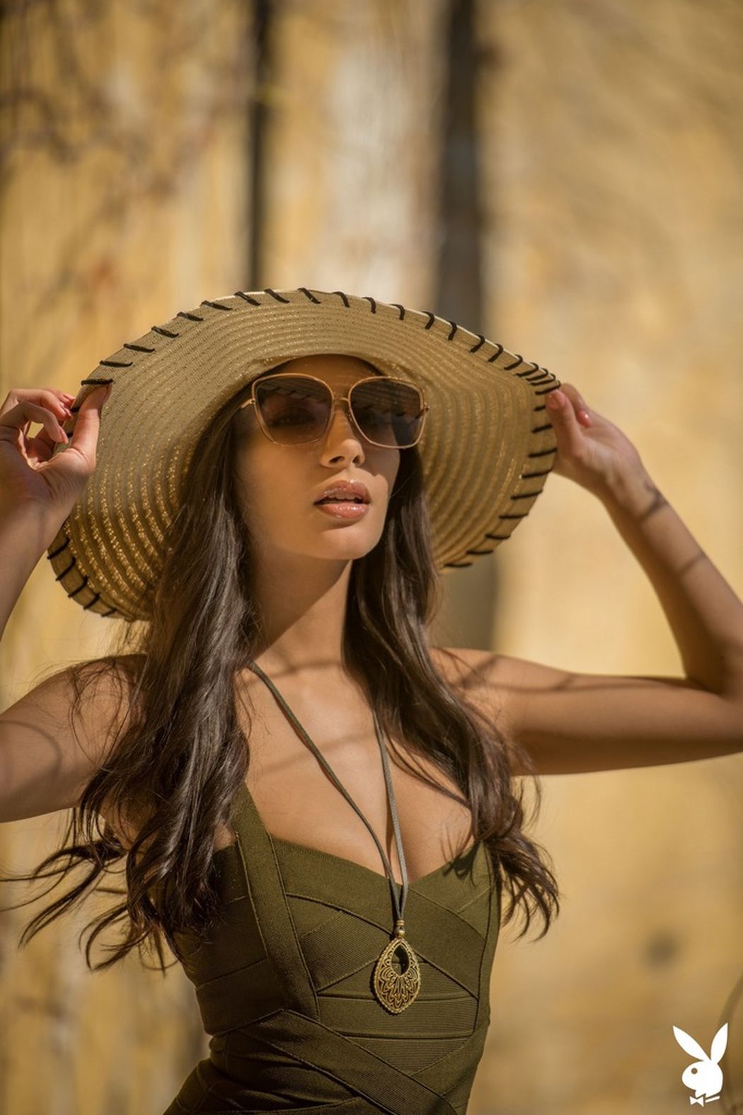 een zonnehoed en buiten naakt Gianni Dior 01