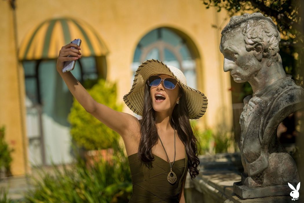 een zonnehoed en buiten naakt Gianni Dior 02