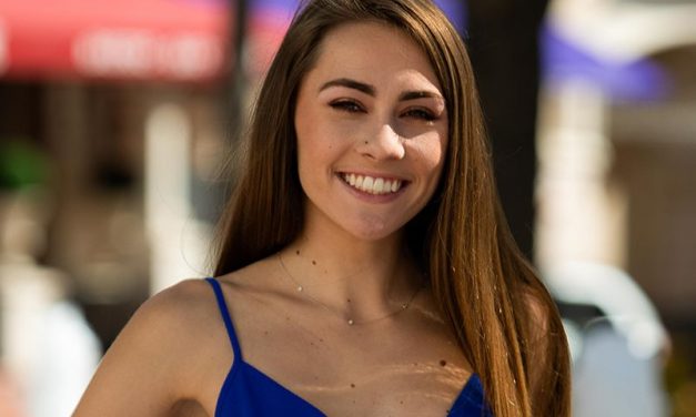 Lekker ding in een blauw zomerjurkje, Mackenzie laat haar kutje zien