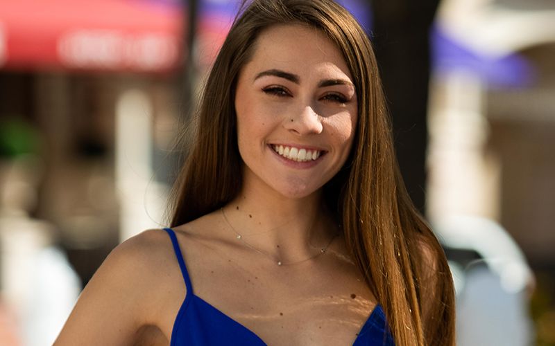 Lekker ding in een blauw zomerjurkje, Mackenzie laat haar kutje zien