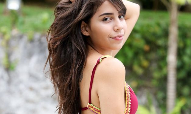 Knappe brunette met tatoeages en mooi billen gaat bloot bij het zwembad