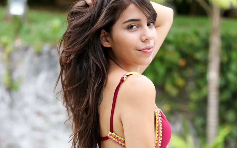 Knappe brunette met tatoeages en mooi billen gaat bloot bij het zwembad