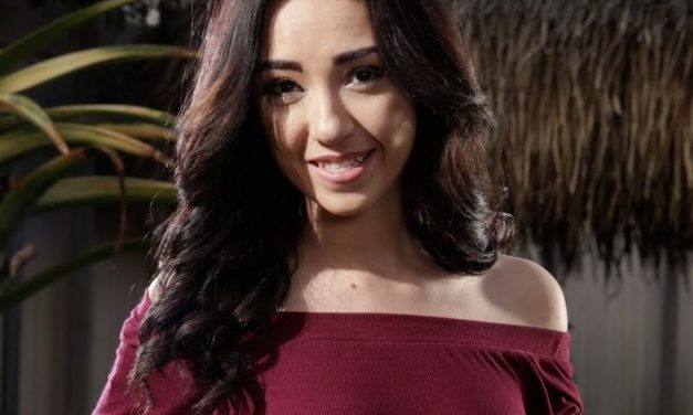 Naakte Vrouwen, van een knappe tiener tot een brunette met grote borsten