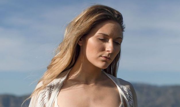 Knappe brunette met grote borsten gaat bloot in de natuur