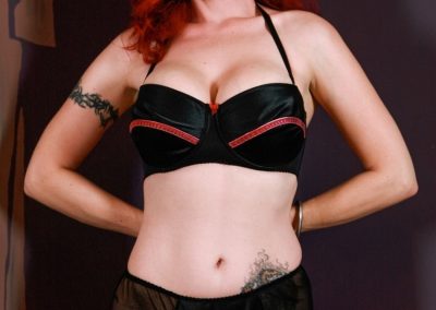 lingerie en tatoeages vrouw met rood haar is geil 05