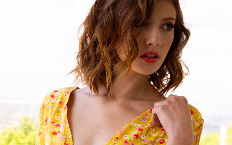 Mooie sensuele vrouw met kleine borsten naakt bij het zwembad