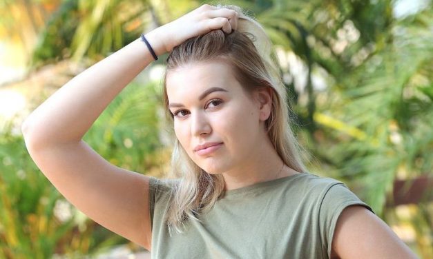 Naakte Vrouwen, van een bloot blondje op de tafel tot een brunette op de trap