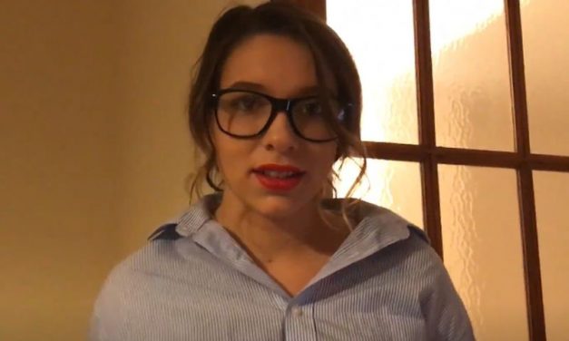 Geile pornoster, grote borsten en geil brilletje, is goed in sex