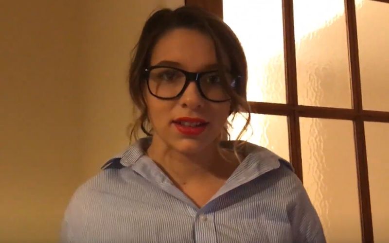 Geile pornoster, grote borsten en geil brilletje, is goed in sex