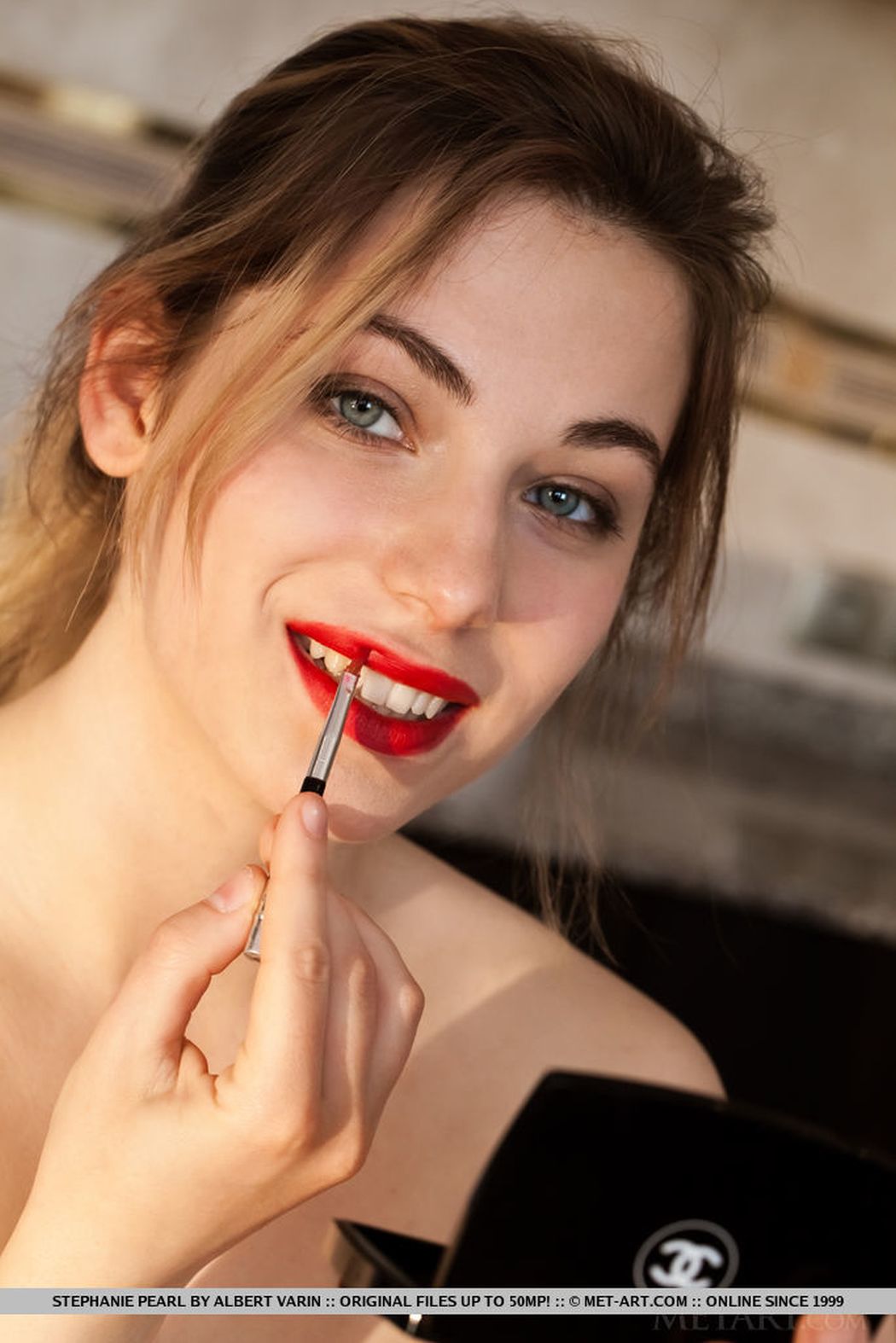 Felrode lippenstift en een knap gezicht