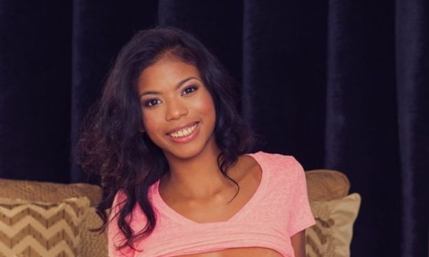 Lekkere donkere vrouw met grote borsten, Nia Nacci