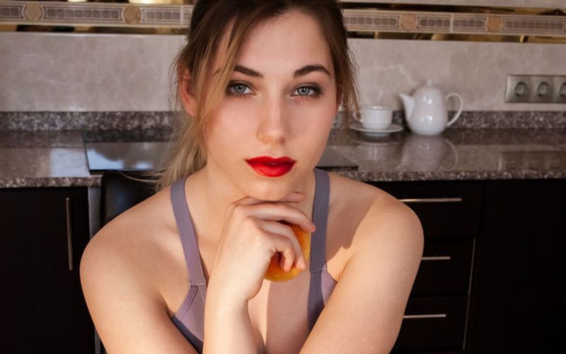 Naakte Vrouwen, van felrode lippenstift tot een blauw zomerjurkje