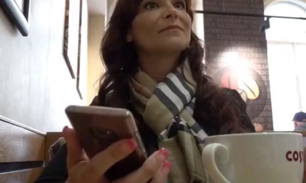 Stijlvolle mature milf laat zich, voor veel geld, verleiden tot sex in een hotel