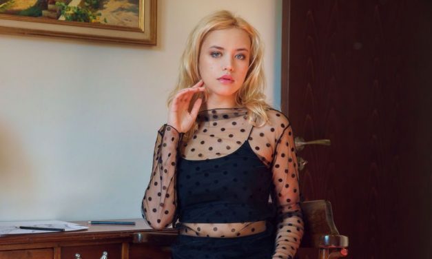 Blond, knap, grote borsten en naakt, Mary Lin is lekker