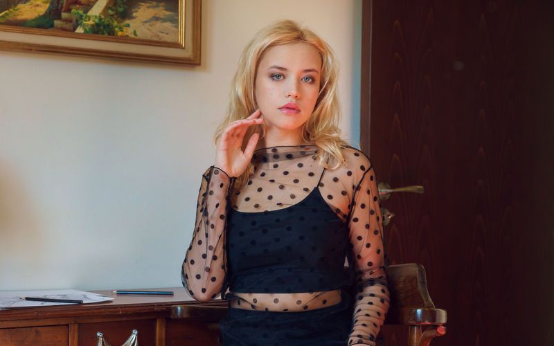 Blond, knap, grote borsten en naakt, Mary Lin is lekker