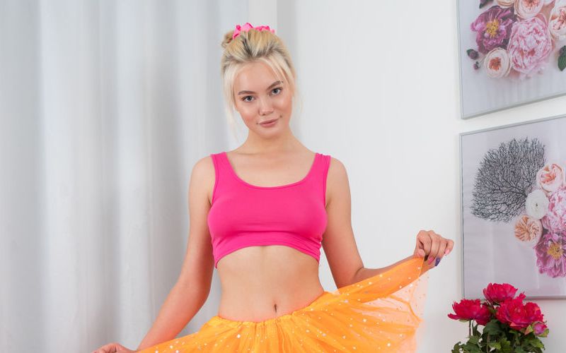 Naakt op de vloer, knap blondje gaat met haar benen wijd