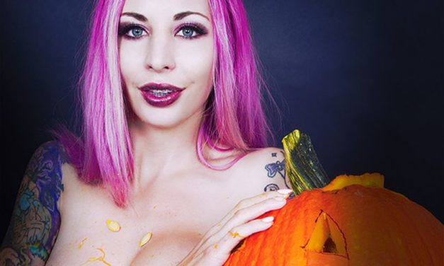 Knappe Halloween babe heeft haar eigen pompoenen mee