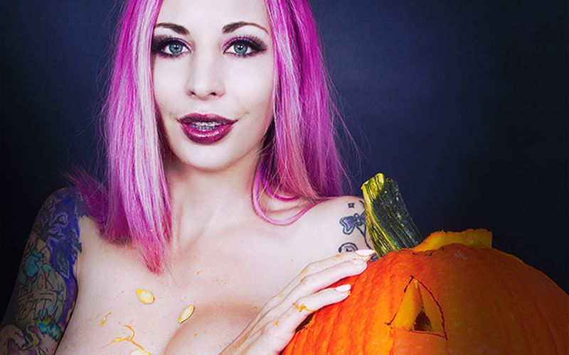 Knappe Halloween babe heeft haar eigen pompoenen mee