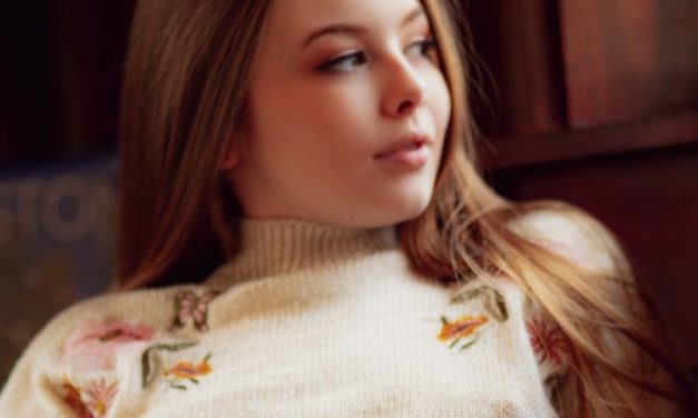 Kort spijkerbroekje en naakt, knappe jonge vrouw heeft een strak figuur