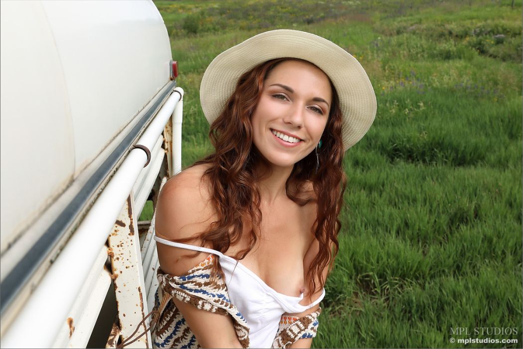 kort spijkerbroekje blote benen en cowboy laarzen 003