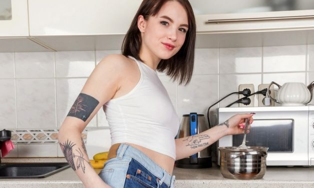 Lekker kontje en tatoeages, mooie jonge vrouw, naakt in de keuken