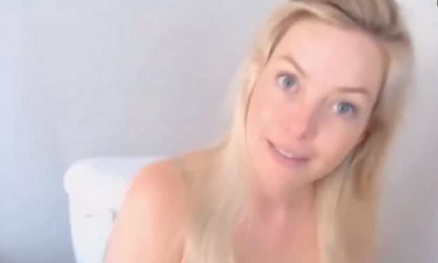 Lekkere rondborstige blonde vrouw wordt op bed geneukt