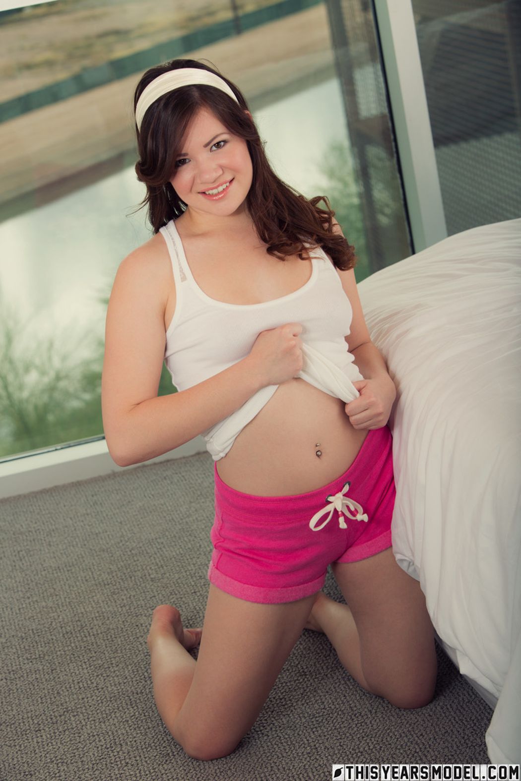 Haar topje gaat langzaam omhoog