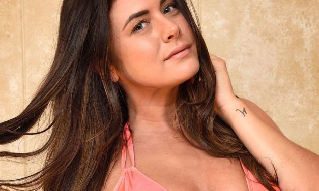 Kelly Lee is nat, niet zo vreemd, ze staat bloot onder de douche