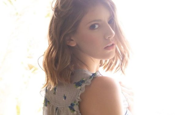 Lena Anderson, lekker kontje, gaat naakt op bed