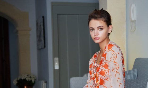 Lilit A, kort haar en mooie borsten, laat graag haar kutje zien