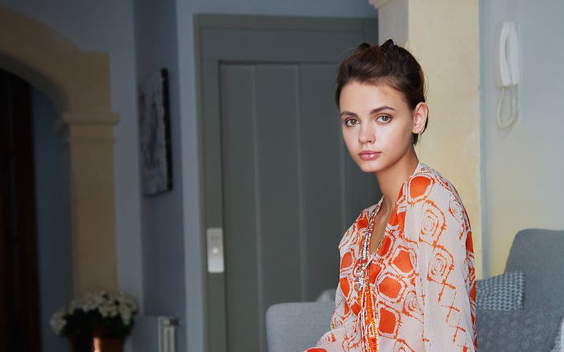 Lilit A, kort haar en mooie borsten, laat graag haar kutje zien